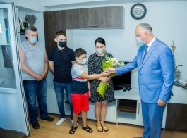 Президент Республики Молдова вручил ключи от квартиры семье погибшего таксиста