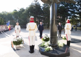 Высшее руководство страны возложило цветы к памятнику «Скорбящая мать» на мемориальном комплексе «Вечность»
