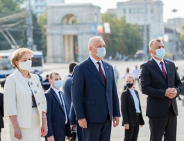 Президент Республики Молдова возложил цветы к памятнику Штефану Великому и Святому в честь Дня Независимости