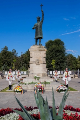 Președintele Republicii Moldova a depus flori la Monumentul lui Ștefan cel Mare și Sfînt cu prilejul Zilei Independenței 