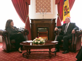 Președintele Nicolae Timofti i-a înmânat „Ordinul de Onoare” interpretei de muzică populară din România, Irina Loghin