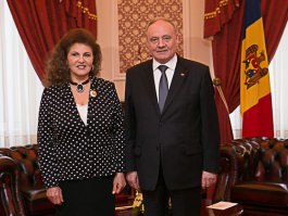 Președintele Nicolae Timofti i-a înmânat „Ordinul de Onoare” interpretei de muzică populară din România, Irina Loghin
