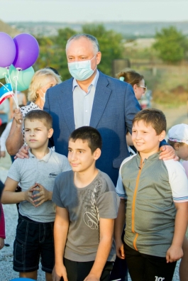 Глава государства принял участие в открытии детской площадки в Чадыр-Лунге