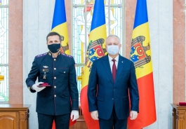 Игорь Додон вручил государственные награды сотрудникам и ветеранам силовых структур