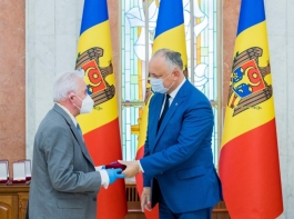 Игорь Додон вручил гражданам Республики Молдова высокие государственные награды