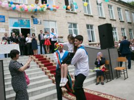 Николае Тимофти принял участие в торжествах, посвященных окончанию учебного года в лицее им. Михая Эминеску во Флорешть