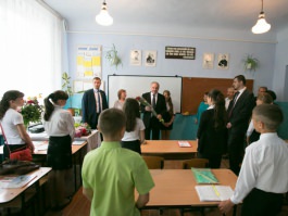 Președintele Nicolae Timofti a participat la o festivitate consacrată încheierii anului școlar la Liceul teoretic „Mihai Eminescu” din Florești