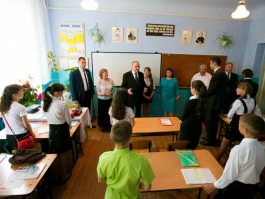 Președintele Nicolae Timofti a participat la o festivitate consacrată încheierii anului școlar la Liceul teoretic „Mihai Eminescu” din Florești