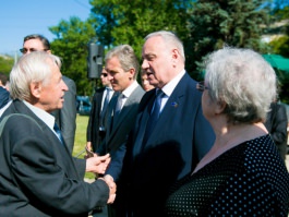 President Nicolae Timofti lays flowers at monument to Soviet-era deportations victims