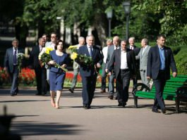 Președintele Nicolae Timofti a depus flori la bustul lui Mihai Eminescu de pe Aleea Clasicilor