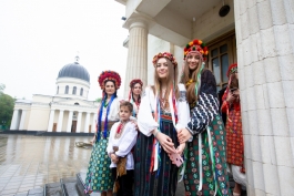 Президент Майя Санду поздравила украинскую общину по случаю Международного дня украинской вышиванки