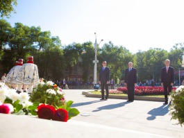 Președintele Nicolae Timofti a depus flori la monumentul domnitorului Ștefan cel Mare și Sfânt