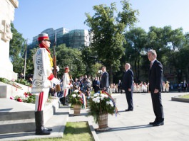 Președintele Nicolae Timofti a depus flori la monumentul domnitorului Ștefan cel Mare și Sfânt