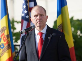 Președintele Nicolae Timofti a semnat un decret privind conferirea „Ordinului de Onoare” ambasadorului SUA în Republica Moldova, William Henry Moser