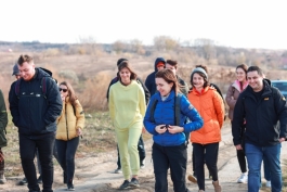 В походе по Республике Молдова Президент Майя Санду обсудила с молодежью проблему вырубки лесов