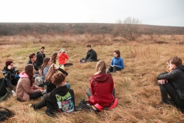 Subiectul despăduririi, discutat de Președintele Maia Sandu cu tinerii într-o drumeţie prin Republica Moldova 