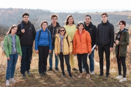 Subiectul despăduririi, discutat de Președintele Maia Sandu cu tinerii într-o drumeţie prin Republica Moldova 