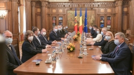 Preşedinţii Maia Sandu şi Klaus Iohannis au discutat despre relansarea mai multor proiecte de interes pentru cetățenii din Republica Moldova şi România