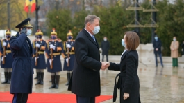 Preşedinţii Maia Sandu şi Klaus Iohannis au discutat despre relansarea mai multor proiecte de interes pentru cetățenii din Republica Moldova şi România