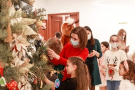 Президентура торжественно открыла новогоднюю елку и приглашает всех желающих на нее посмотреть 