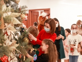 Президент Майя Санду предложила примарам и молодым людям со всей страны нарядить в своих населенных пунктах самую креативную и оригинальную новогоднюю елку
