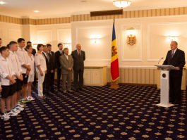 Moldovan president hands state flag to sportswoman