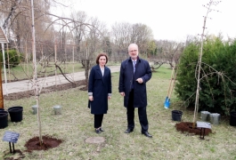 Președinta Maia Sandu împreună cu Președintele Letoniei, Egils Levits, au plantat arbori