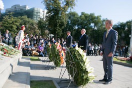 President Nicolae Timofti lays flowers at monument to Stefan cel Mare