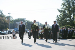 President Nicolae Timofti lays flowers at monument to Stefan cel Mare