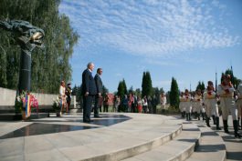 Președintele Nicolae Timofti a depus flori la monumentul domnitorului Ștefan cel Mare și Sfânt și la „Maica îndurerată”