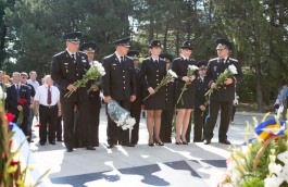 President Nicolae Timofti lays flowers at monument to Stefan cel Mare