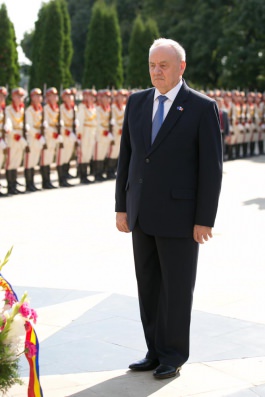 Președintele Nicolae Timofti a depus flori la monumentul domnitorului Ștefan cel Mare și Sfânt și la „Maica îndurerată”