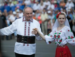 President Nicolae Timofti lays flowers at monument to Stefan cel Mare