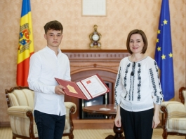 Doi elevi din Chișinău, laureați ai unui prestigios concurs de științe și inginerie din SUA, premiați cu diplome de onoare de Președinta Maia Sandu