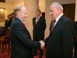 Președintele Republicii Moldova, Nicolae Timofti, i-a înmânat „Ordinul de Onoare” ambasadorului SUA, William Henry Moser