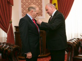 Președintele Republicii Moldova, Nicolae Timofti, i-a înmânat „Ordinul de Onoare” ambasadorului SUA, William Henry Moser