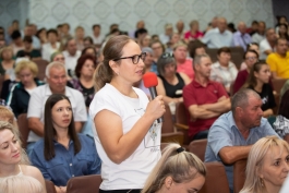 Президент Майя Санду в Фэлешть: «Мы хотим, чтобы в наших селах было много людей, и мы продолжим оказывать им финансовую поддержку для улучшения условий жизни»