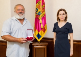 Șefa statului i-a înmânat titlul de „Maestru în Artă” artistului plastic Dumitru Verdianu