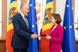 Ambasadorul Lituaniei, decorat cu „Ordinul de Onoare” de șefa statului