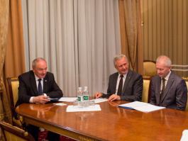 Moldovan president signs decree reconfirming four judges in office