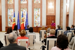 Президент Майя Санду вручила государственные награды группе преподавателей