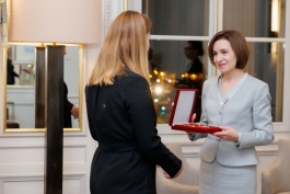 Președinta Maia Sandu i-a înmânat scriitoarei Tatiana Țîbuleac „Ordinul Republicii”, în timpul vizitei la Paris