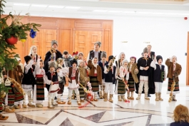 Президентура открыла Рождественскую елку и приглашает всех желающих посмотреть на нее