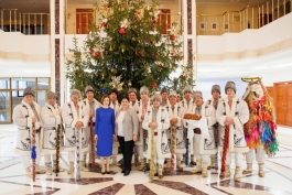 В преддверии Рождества несколько групп колядующих посетили Президентуру