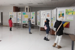 До 15 января в Президентуре проходит выставка детских рисунков со всей страны 