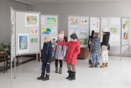 До 15 января в Президентуре проходит выставка детских рисунков со всей страны 