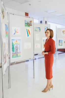 Până pe 15 ianuarie, Președinția găzduiește o expoziție de desene ale copiilor din toată țara