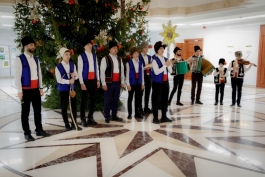 В канун Рождества по старому стилю группа молодых людей из Чадыр-Лунги исполнила колядки в Президентуре 