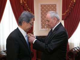 Președintele Republicii Moldova, Nicolae Timofti, i-a înmânat „Ordinul de Onoare” ambasadorului Japoniei, Toichi Sakata