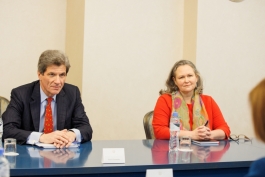 Президент Майя Санду встретилась с заместителем госсекретаря США по вопросам экономического роста, энергетики и окружающей среды Хосе В. Фернандесом